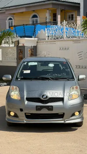 Toyota Vitz 1.0 FWD 3dr 2010 Gray