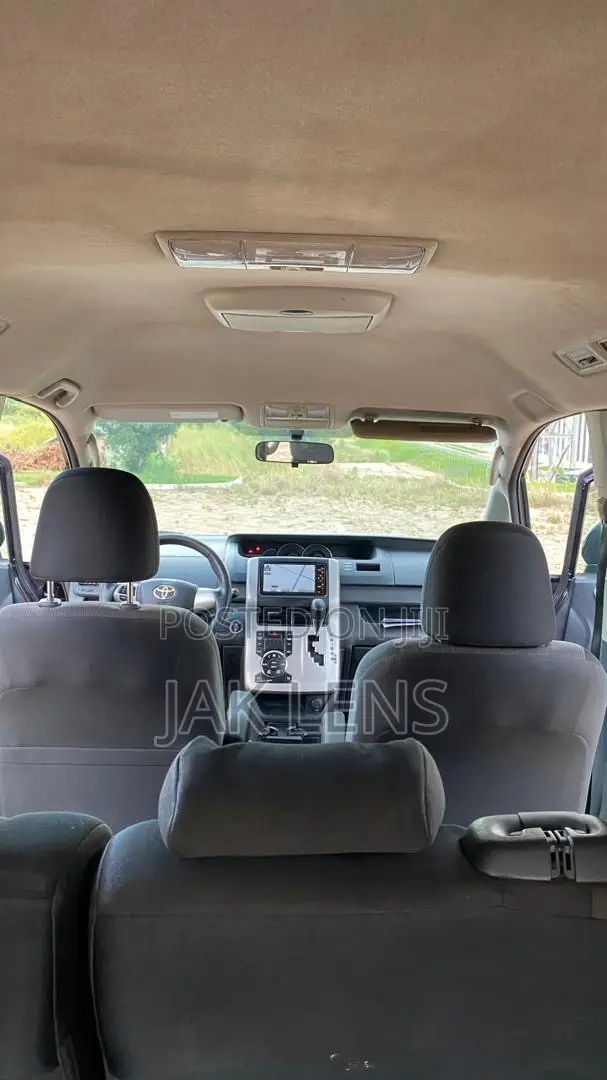 Toyota Voxy 2013 Purple