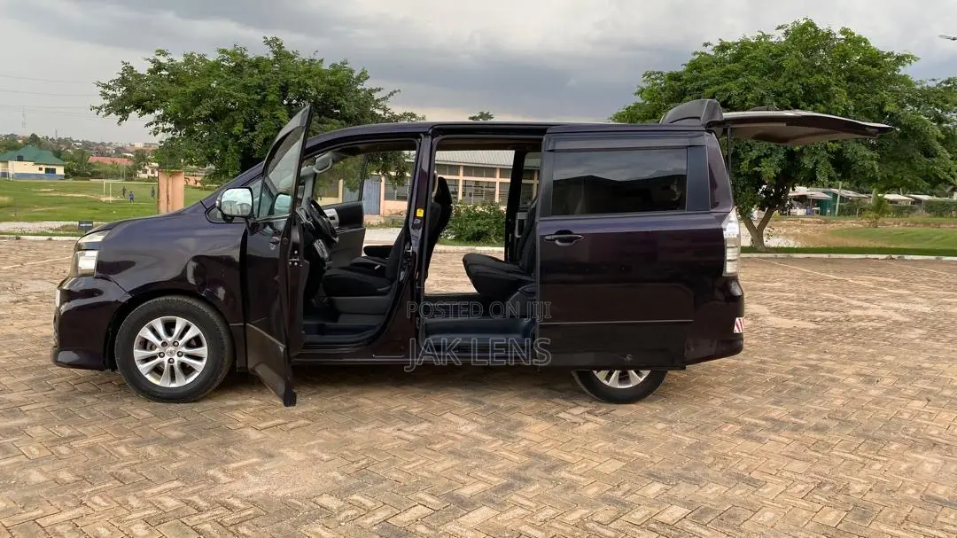 Toyota Voxy 2013 Purple
