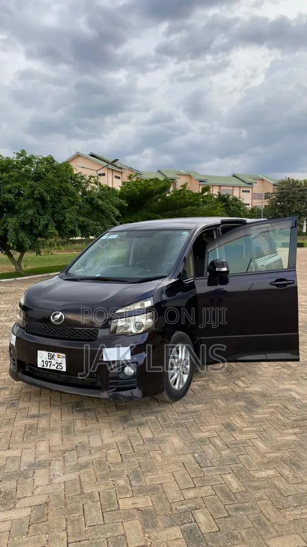 Toyota Voxy 2013 Purple