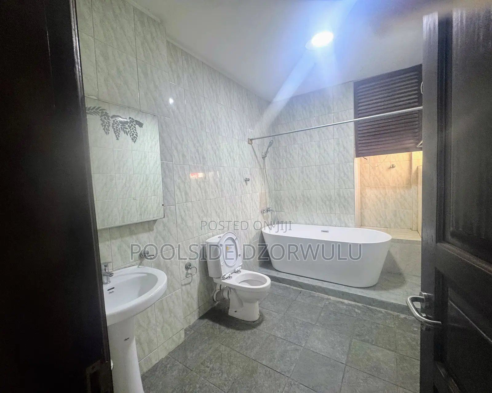 3bdrm Apartment in Pickmix Residential, Shopping Arcade Area for rent