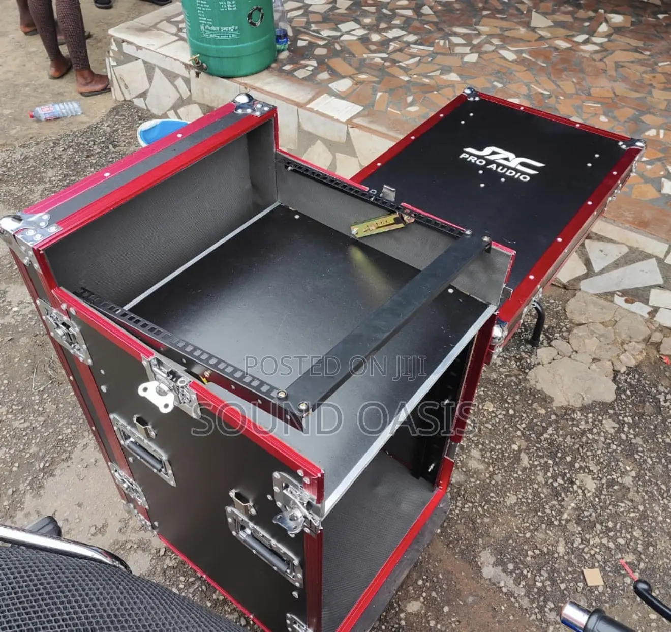 Jac Pro Audio 16u Flight Case Mixer Rack With an Attached Table