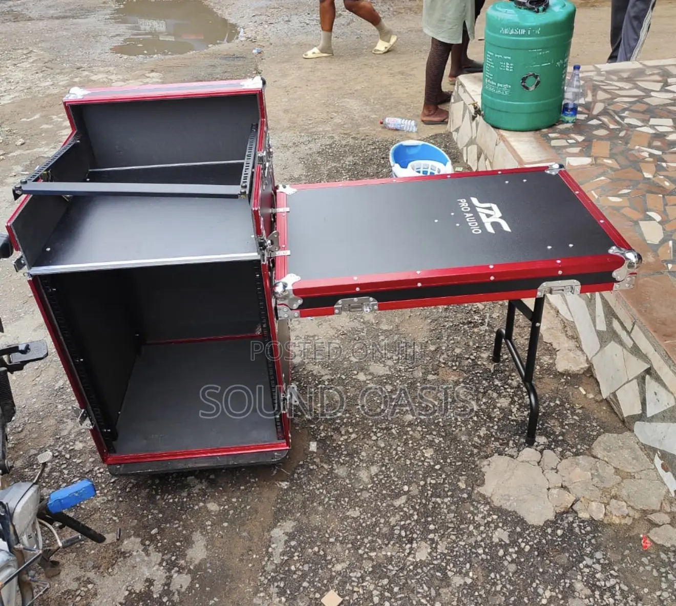 Jac Pro Audio 16u Flight Case Mixer Rack With an Attached Table
