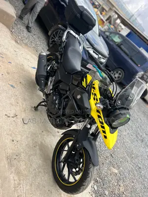 Suzuki V-Strom 2023 Yellow