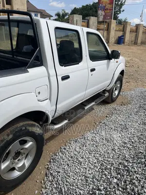 Nissan Hardbody 2014 White