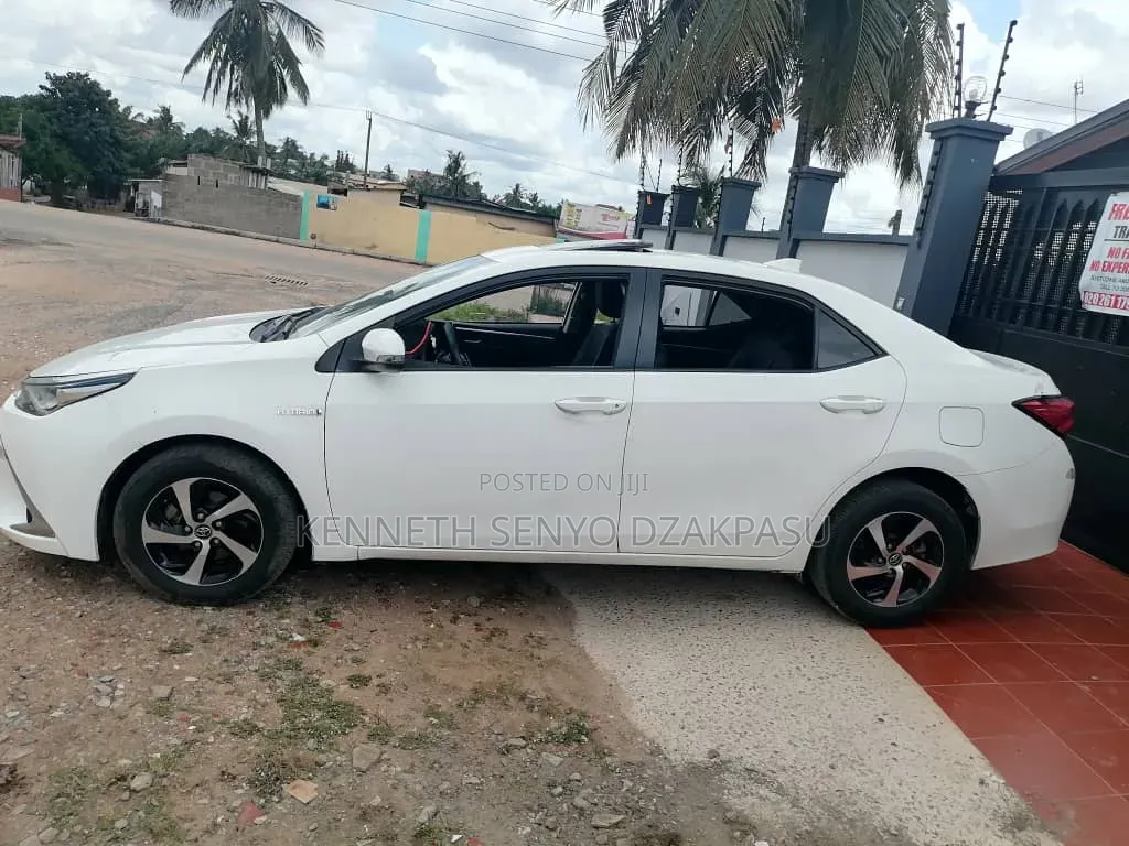 Toyota Corolla SE (1.8L 4cyl 2A) 2019 White