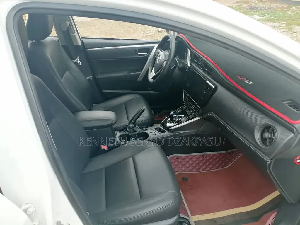 Toyota Corolla SE (1.8L 4cyl 2A) 2019 White