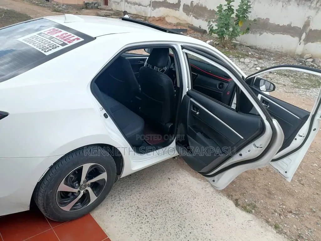 Toyota Corolla SE (1.8L 4cyl 2A) 2019 White