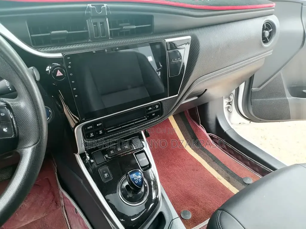 Toyota Corolla SE (1.8L 4cyl 2A) 2019 White