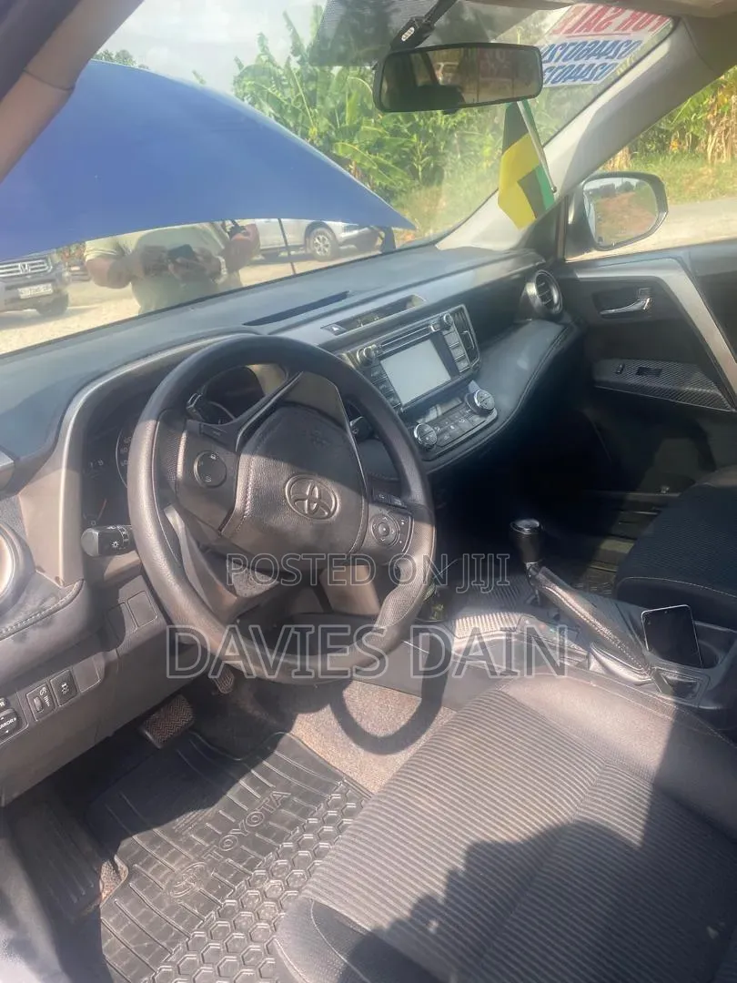 Toyota RAV4 LE 4dr SUV (2.5L 4cyl 6A) 2018 Blue