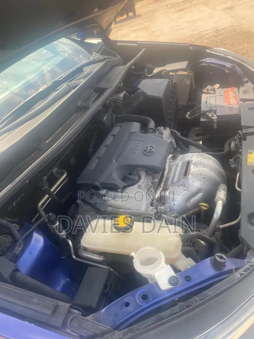Toyota RAV4 LE 4dr SUV (2.5L 4cyl 6A) 2018 Blue