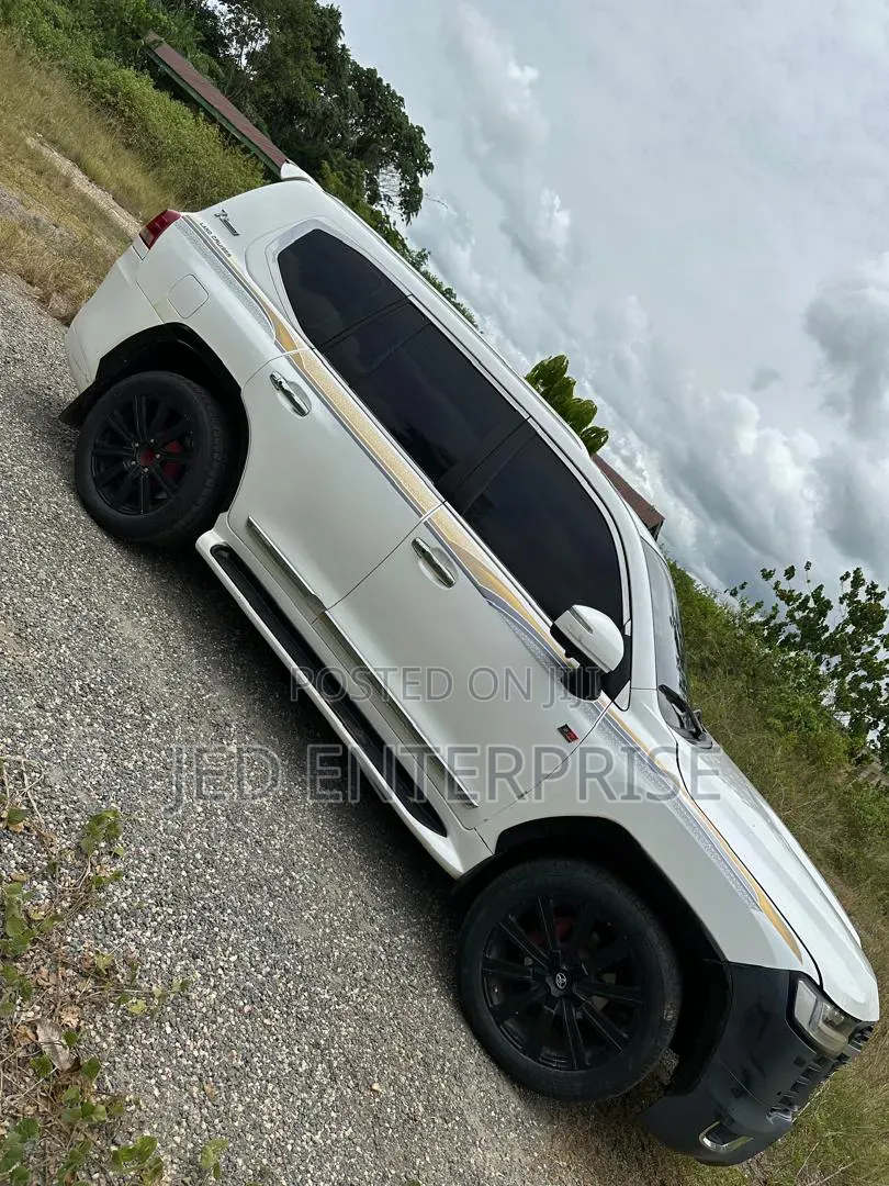 Toyota Land Cruiser 2024 White