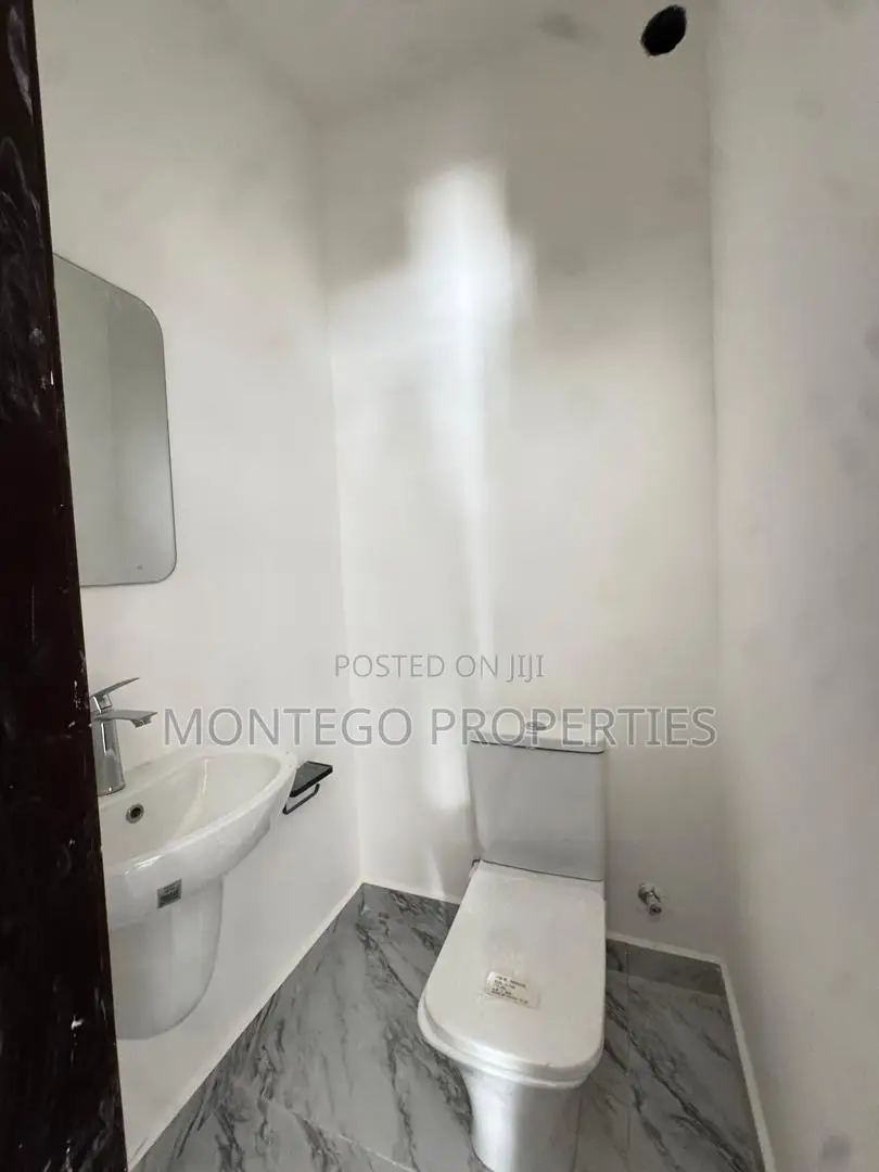 2bdrm Condo in School Junction, Adjiriganor for sale