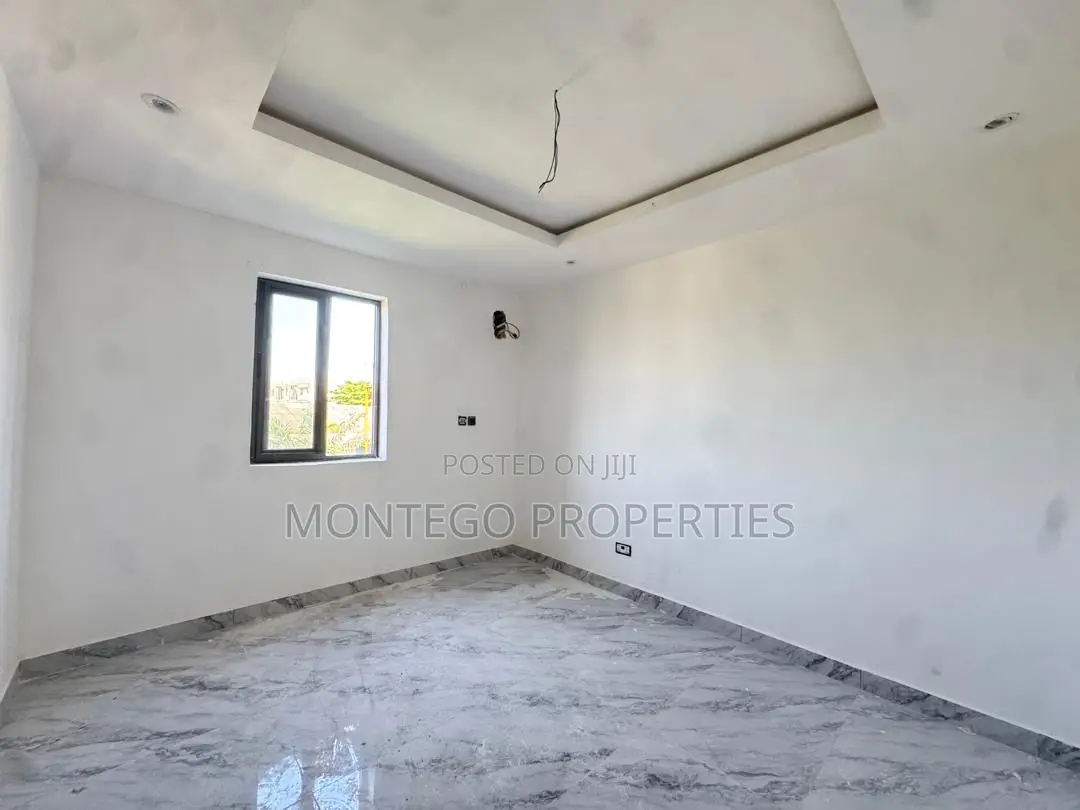 2bdrm Condo in School Junction, Adjiriganor for sale