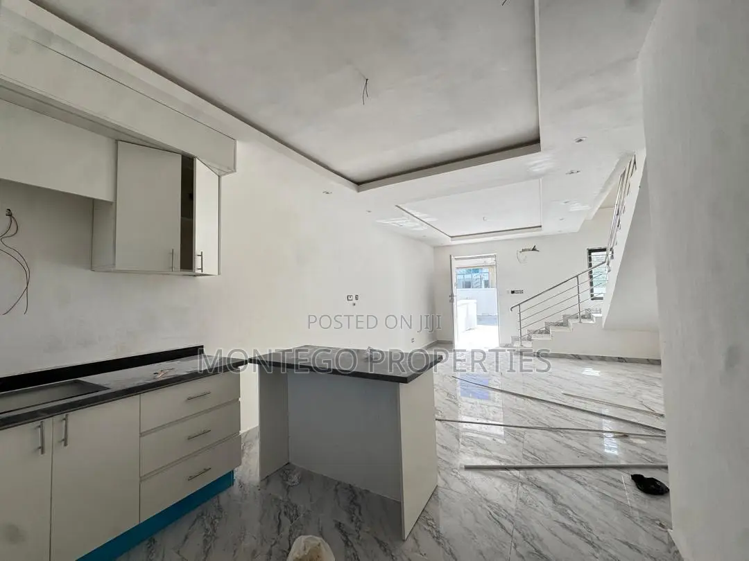 2bdrm Condo in School Junction, Adjiriganor for sale
