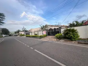 3bdrm Bungalow in American House, East Legon for rent