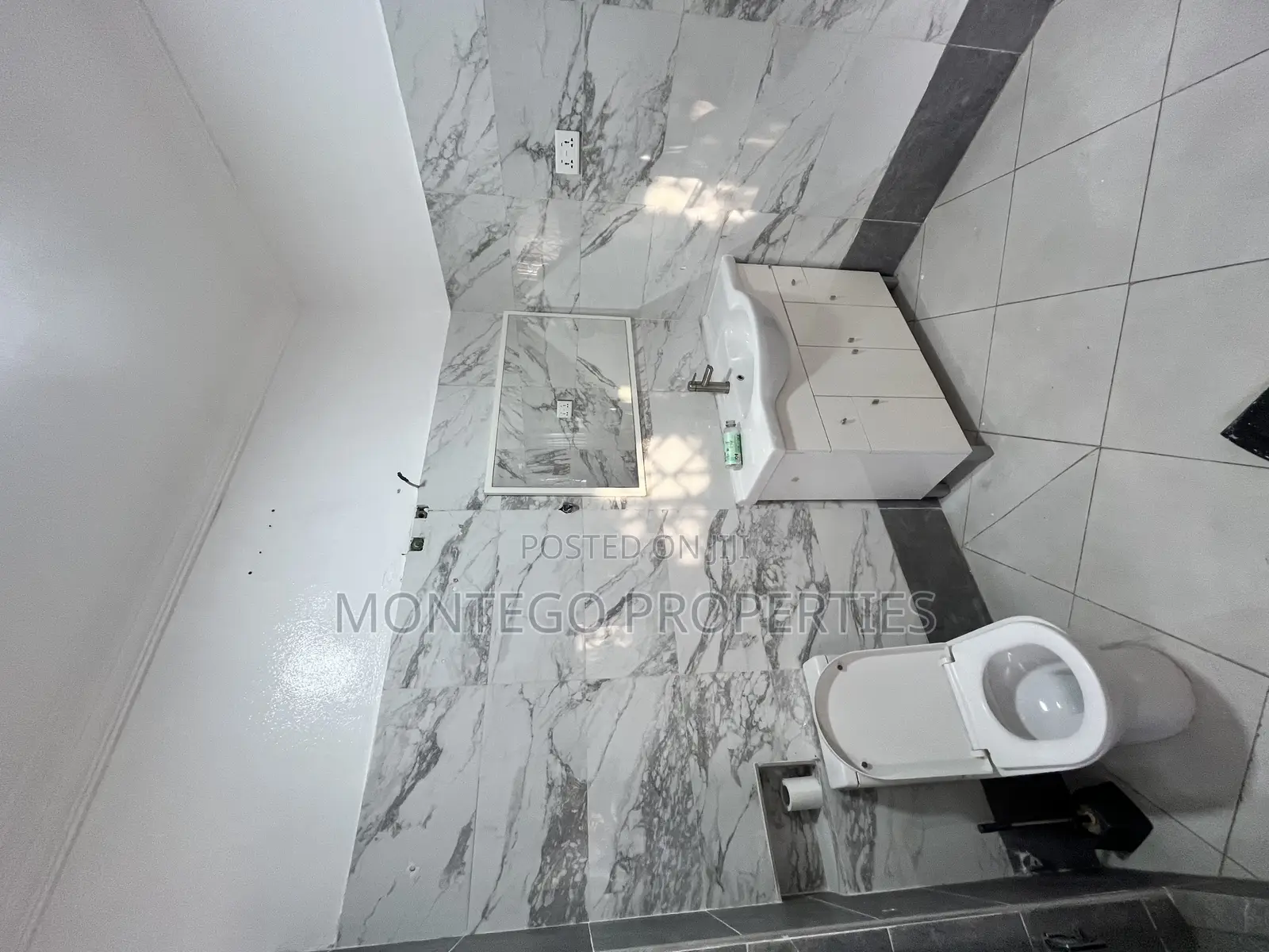 3bdrm Bungalow in American House, East Legon for rent