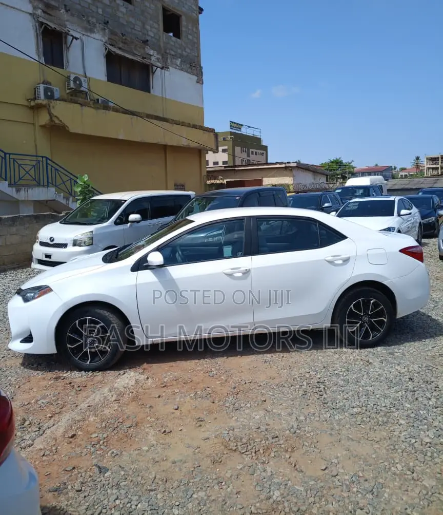 Toyota Corolla LE 4dr Sedan (1.8L 4cyl CVT) 2017 White