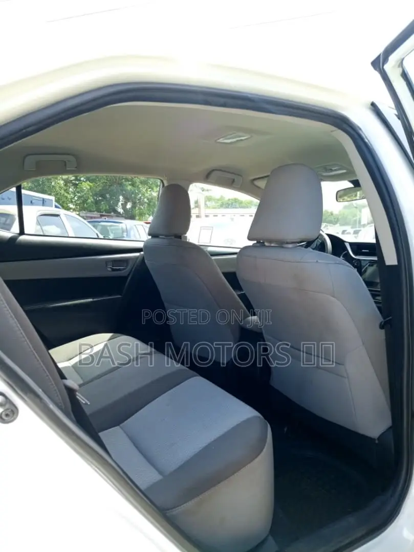 Toyota Corolla LE 4dr Sedan (1.8L 4cyl CVT) 2017 White