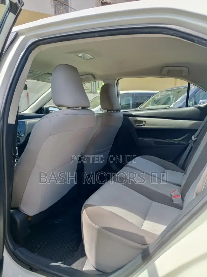 Toyota Corolla LE 4dr Sedan (1.8L 4cyl CVT) 2017 White