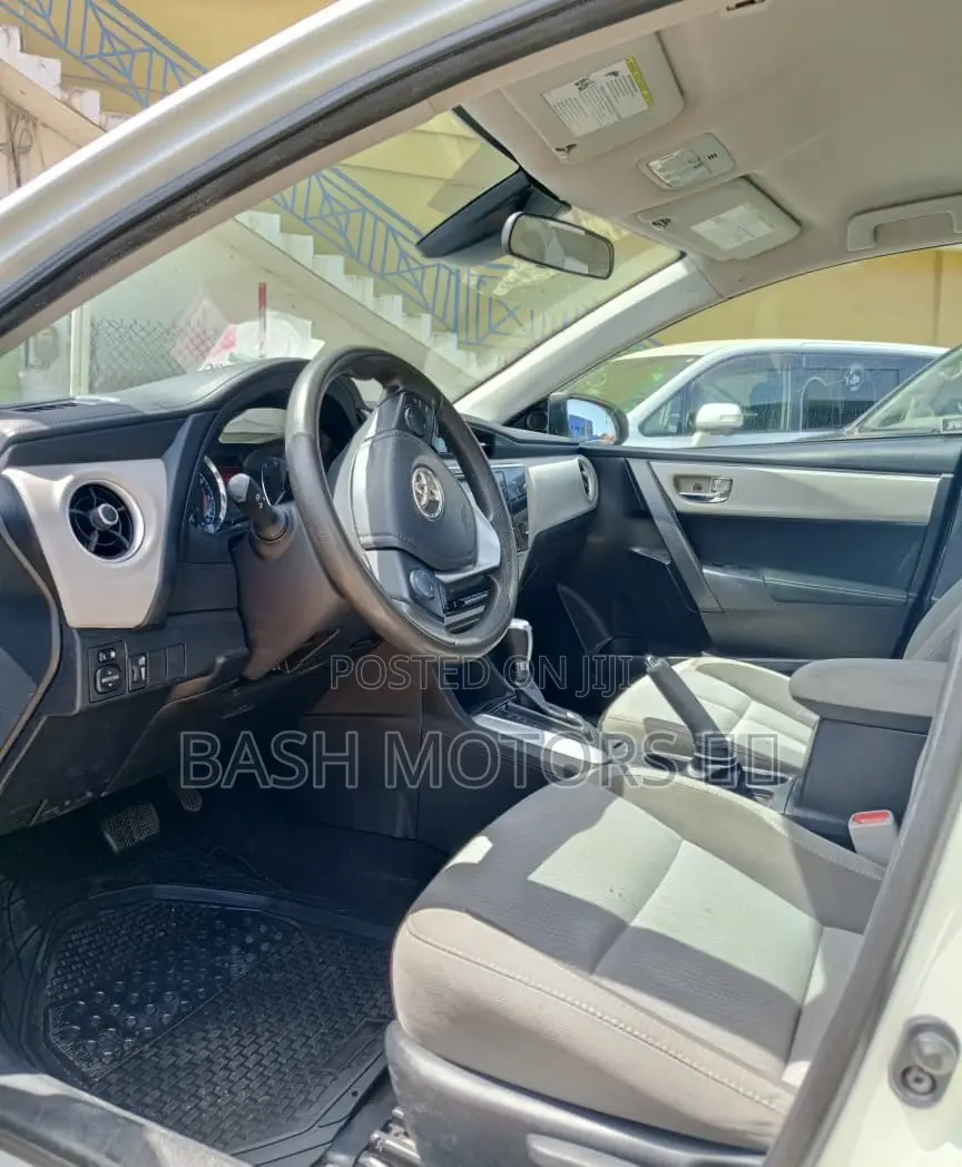 Toyota Corolla LE 4dr Sedan (1.8L 4cyl CVT) 2017 White