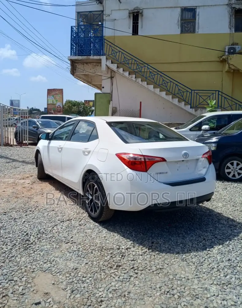Toyota Corolla LE 4dr Sedan (1.8L 4cyl CVT) 2017 White
