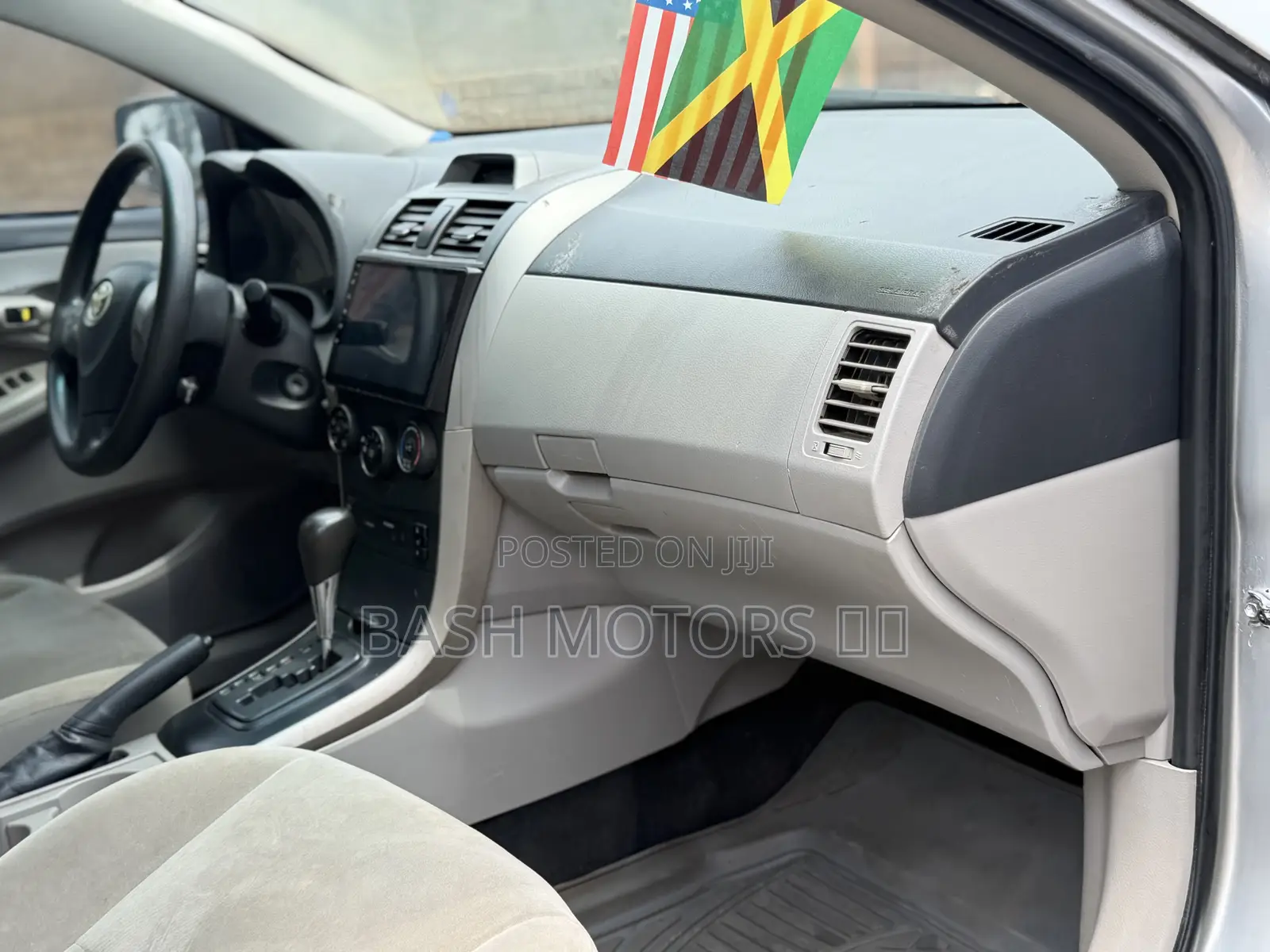 Toyota Corolla LE 4dr Sedan (1.8L 4cyl 4A) 2013 Silver