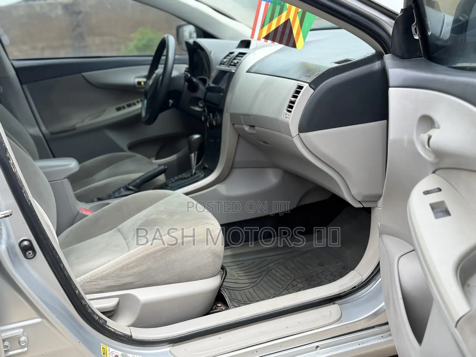 Toyota Corolla LE 4dr Sedan (1.8L 4cyl 4A) 2013 Silver
