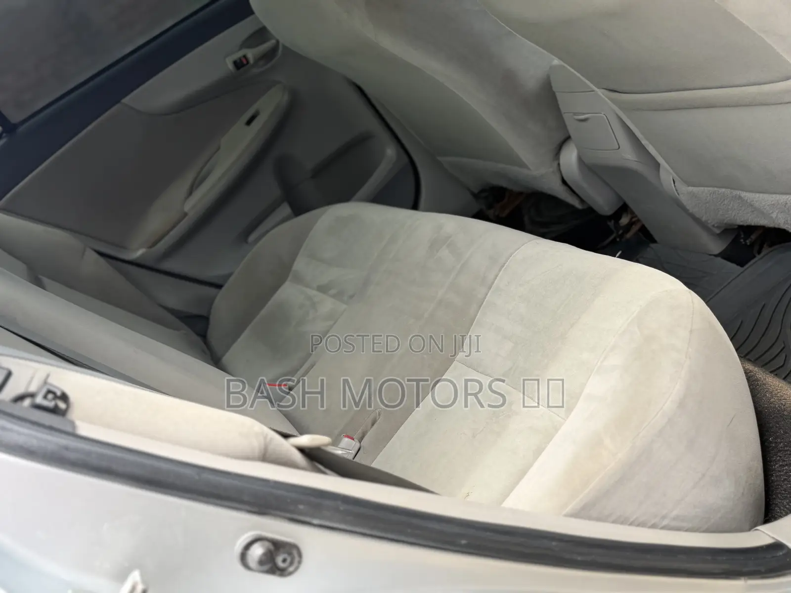 Toyota Corolla LE 4dr Sedan (1.8L 4cyl 4A) 2013 Silver