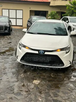 Toyota Corolla LE 2021 White