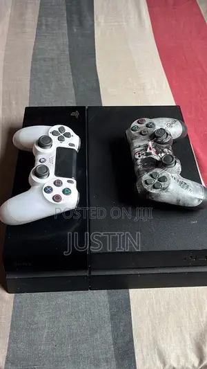 Ps4 Standard With 4 Digital Games and 2 Controllers