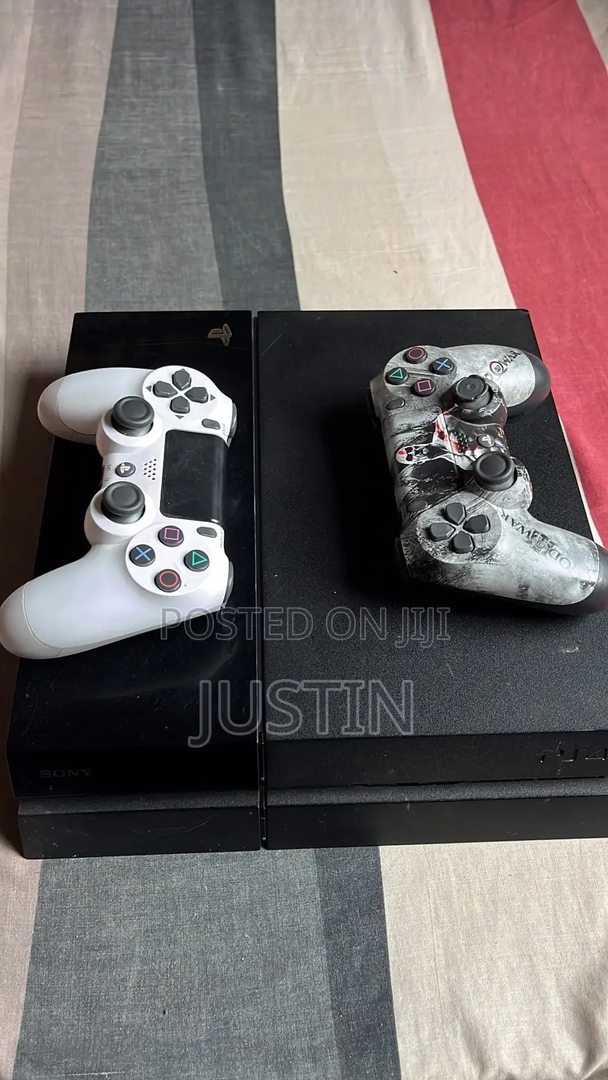 Ps4 Standard With 4 Digital Games and 2 Controllers
