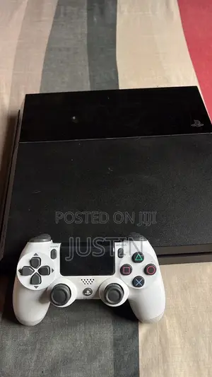 Ps4 Standard With 4 Digital Games and 2 Controllers