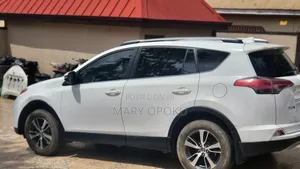 Toyota RAV4 XLE AWD (2.5L 4cyl 6A) 2017 White