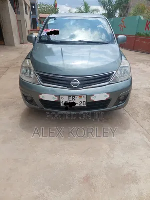 Nissan Versa 1.8 SL Hatchback 2012 Gray