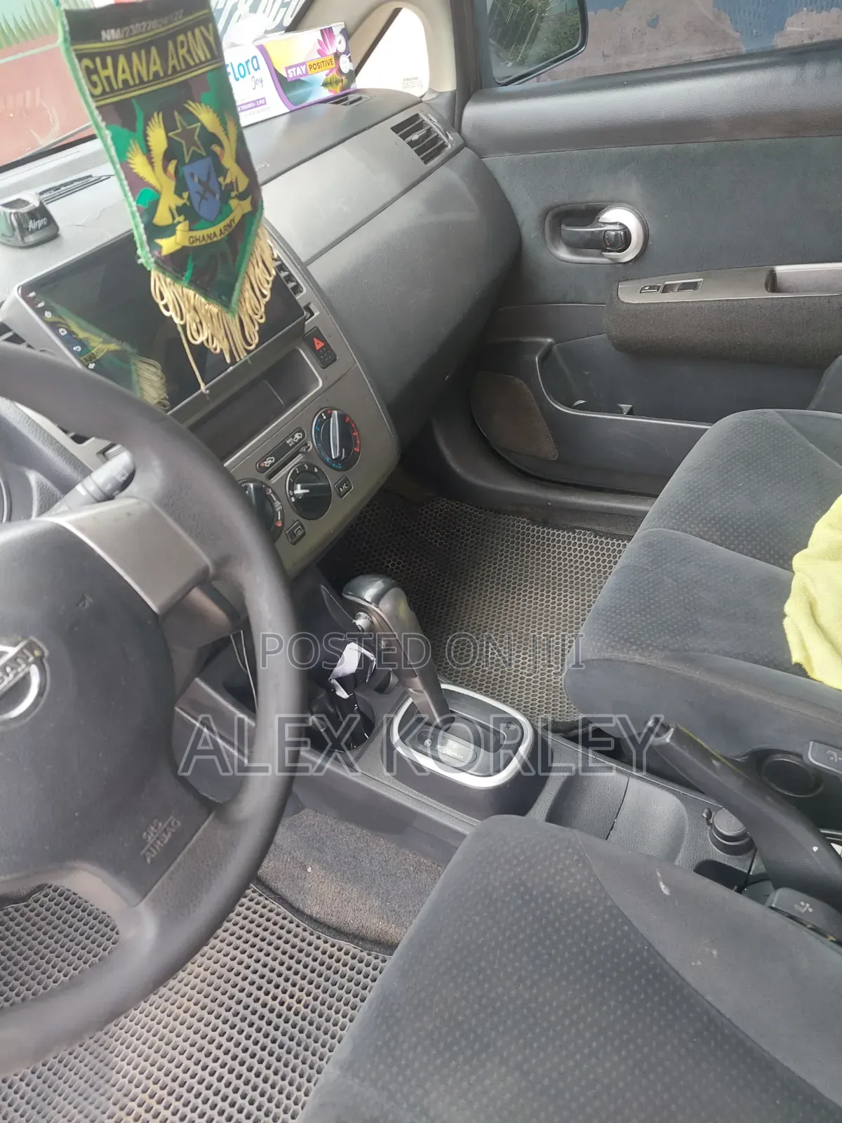 Nissan Versa 1.8 SL Hatchback 2012 Gray