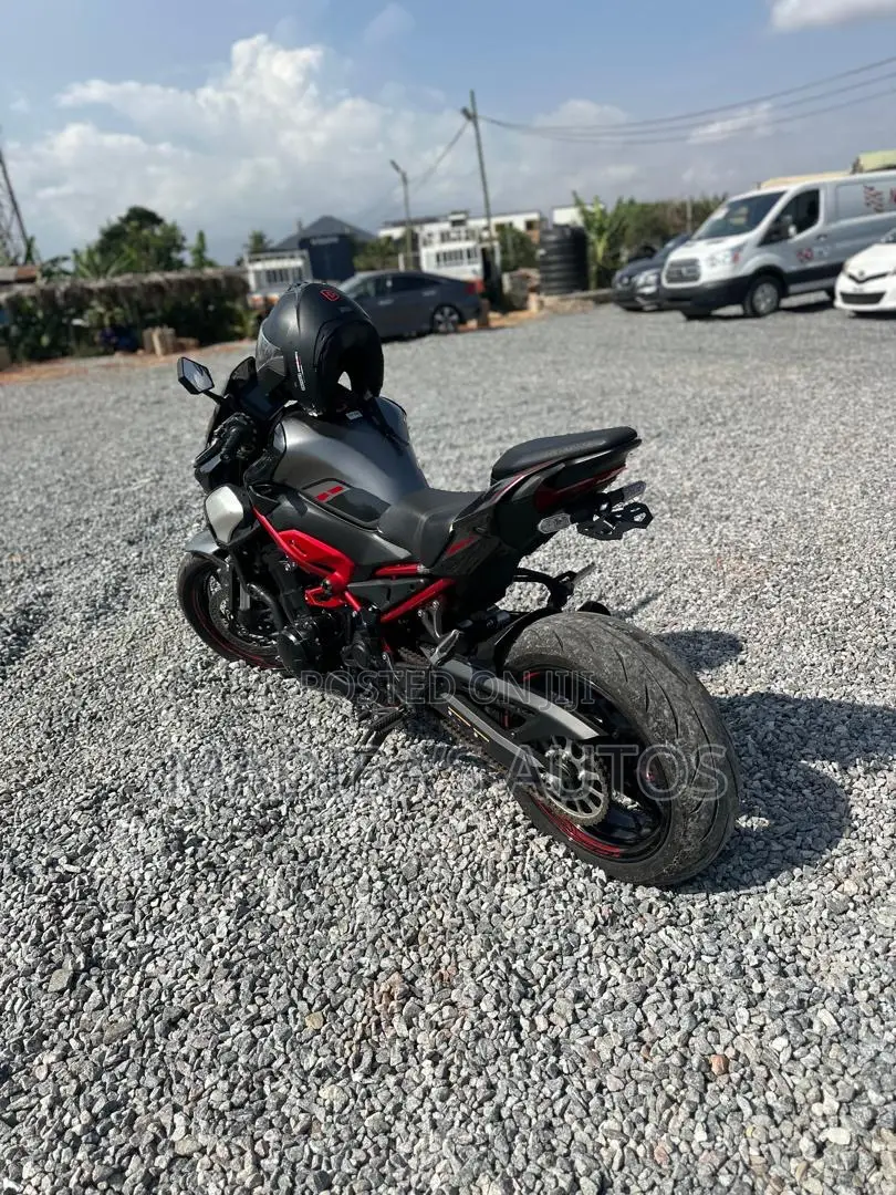 Kawasaki Z900 2025 Red