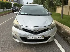 Toyota Vitz 1.3 FWD 5dr 2011 Gray