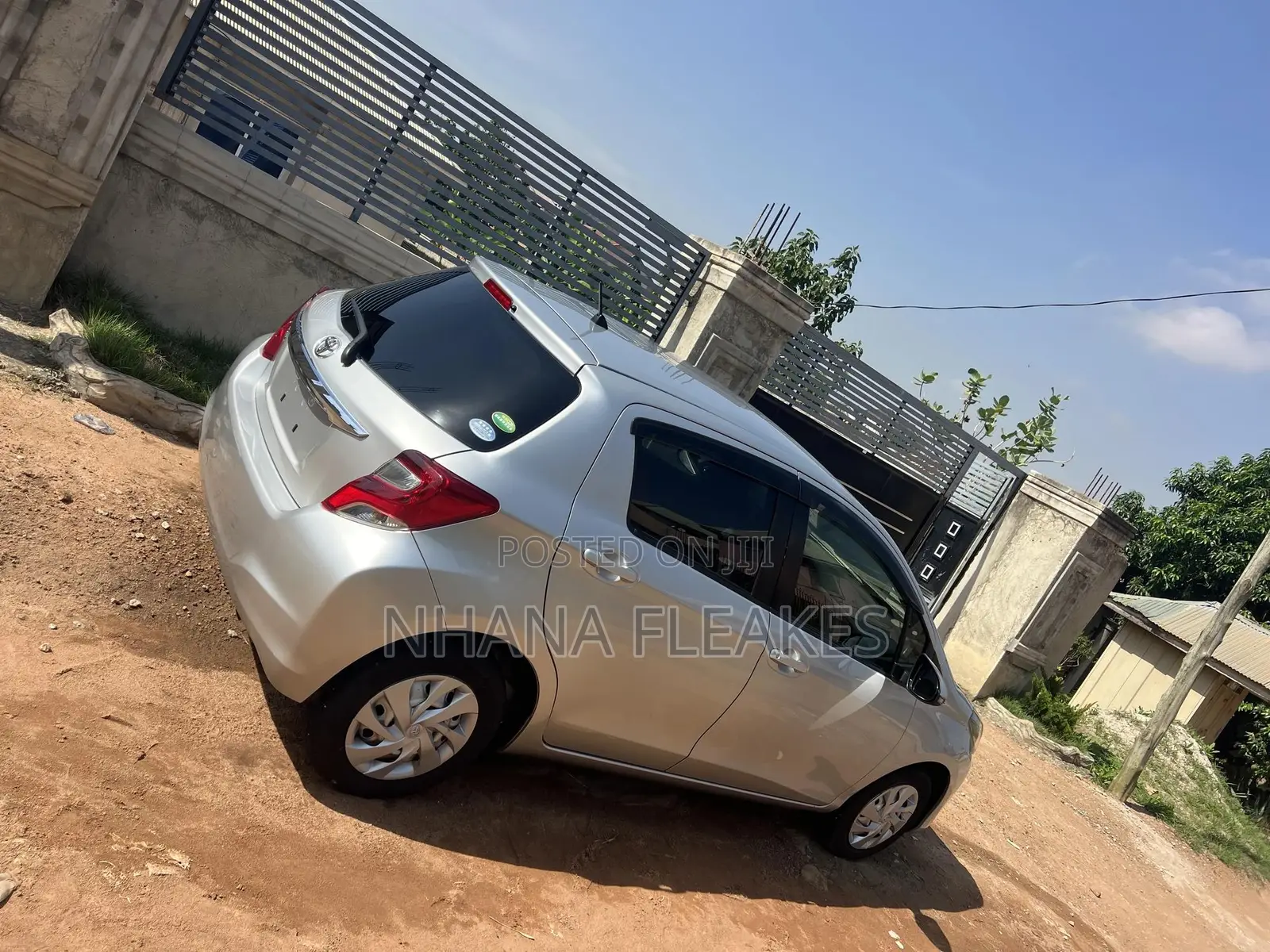 Toyota Vitz 1.0 FWD 5dr 2015 Silver