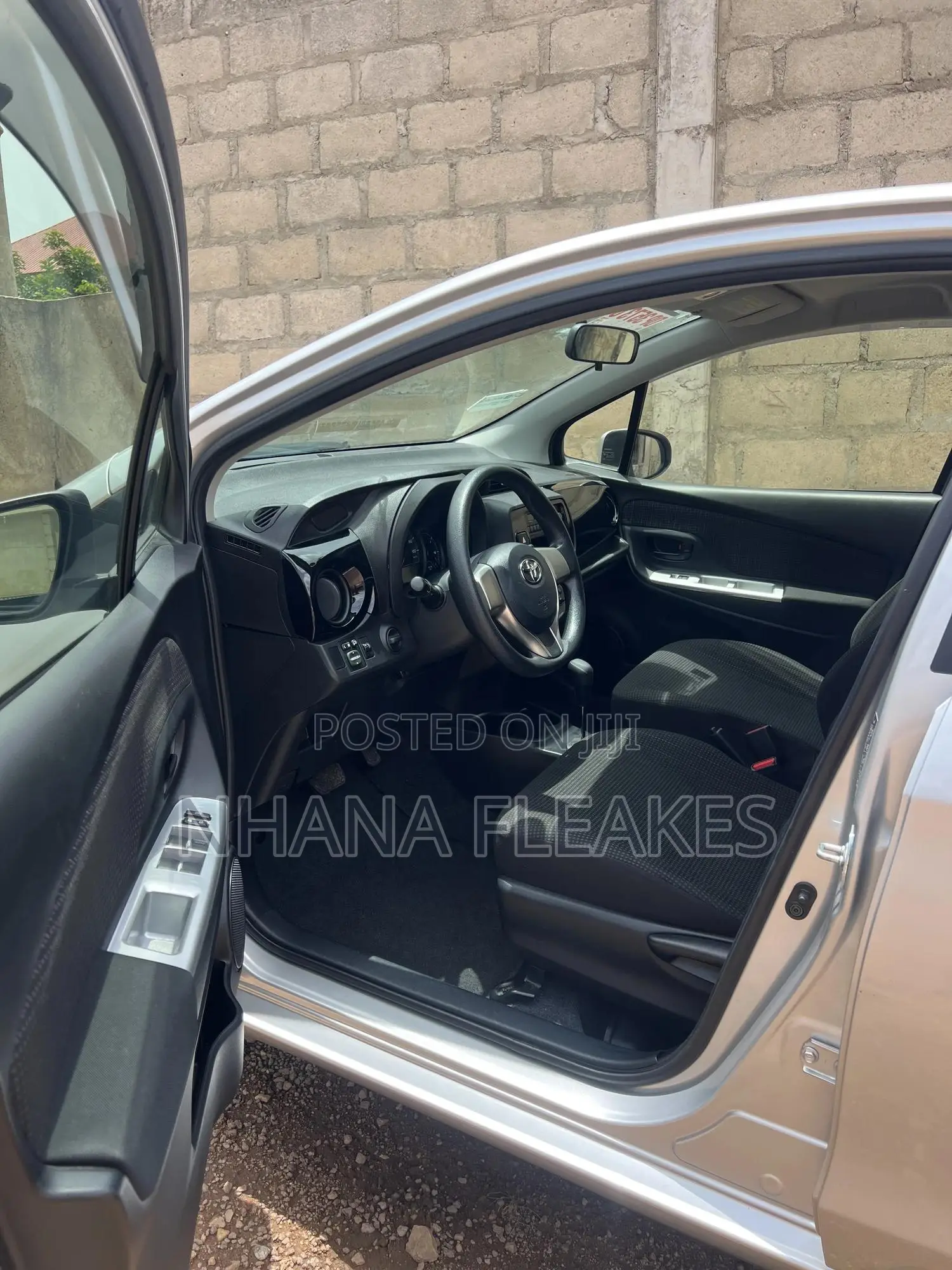 Toyota Vitz 1.0 FWD 5dr 2015 Silver