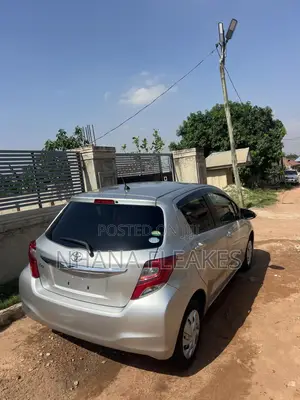 Toyota Vitz 1.0 FWD 5dr 2015 Silver