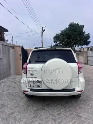 Toyota RAV4 2010 White