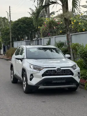 Toyota RAV4 XLE 2025 White
