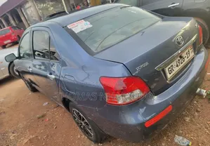 Toyota Yaris Base Sedan 4dr 2010 Blue