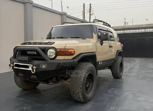 Toyota FJ Cruiser 4X4 AT 2013 Beige