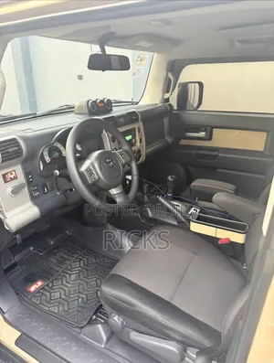 Toyota FJ Cruiser 4X4 AT 2013 Beige
