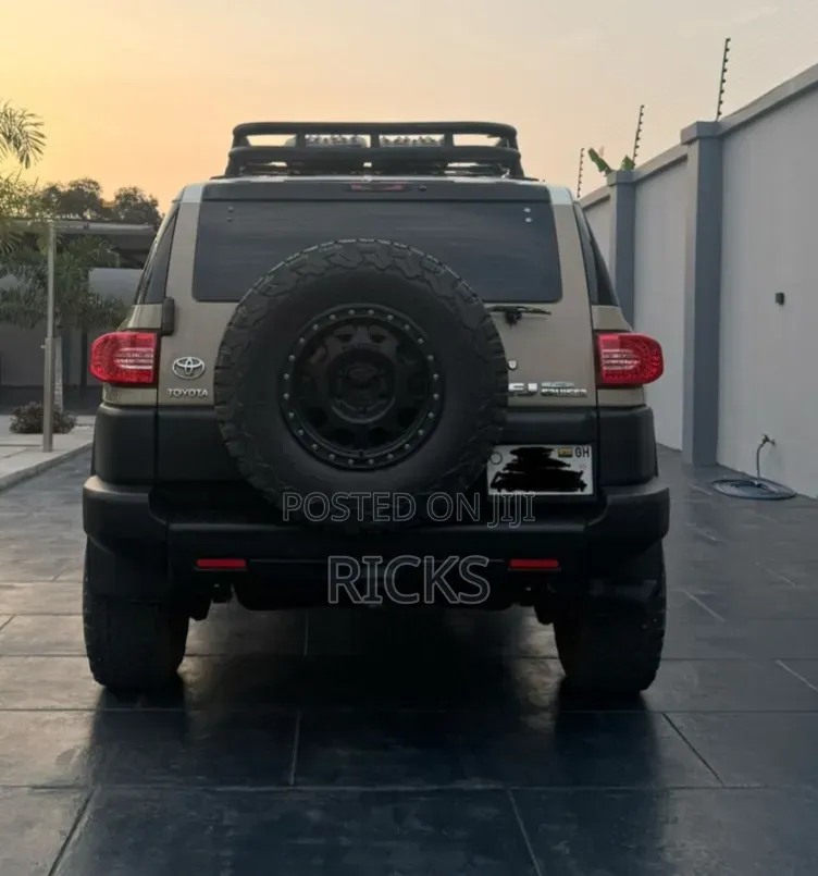 Toyota FJ Cruiser 4X4 AT 2013 Beige
