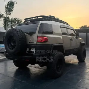 Toyota FJ Cruiser 4X4 AT 2013 Beige