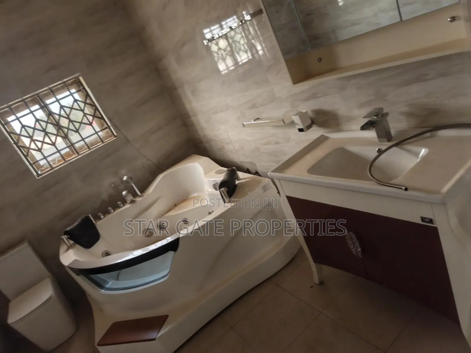 5bdrm House in Santasi Kotwi, Kumasi Metropolitan for sale