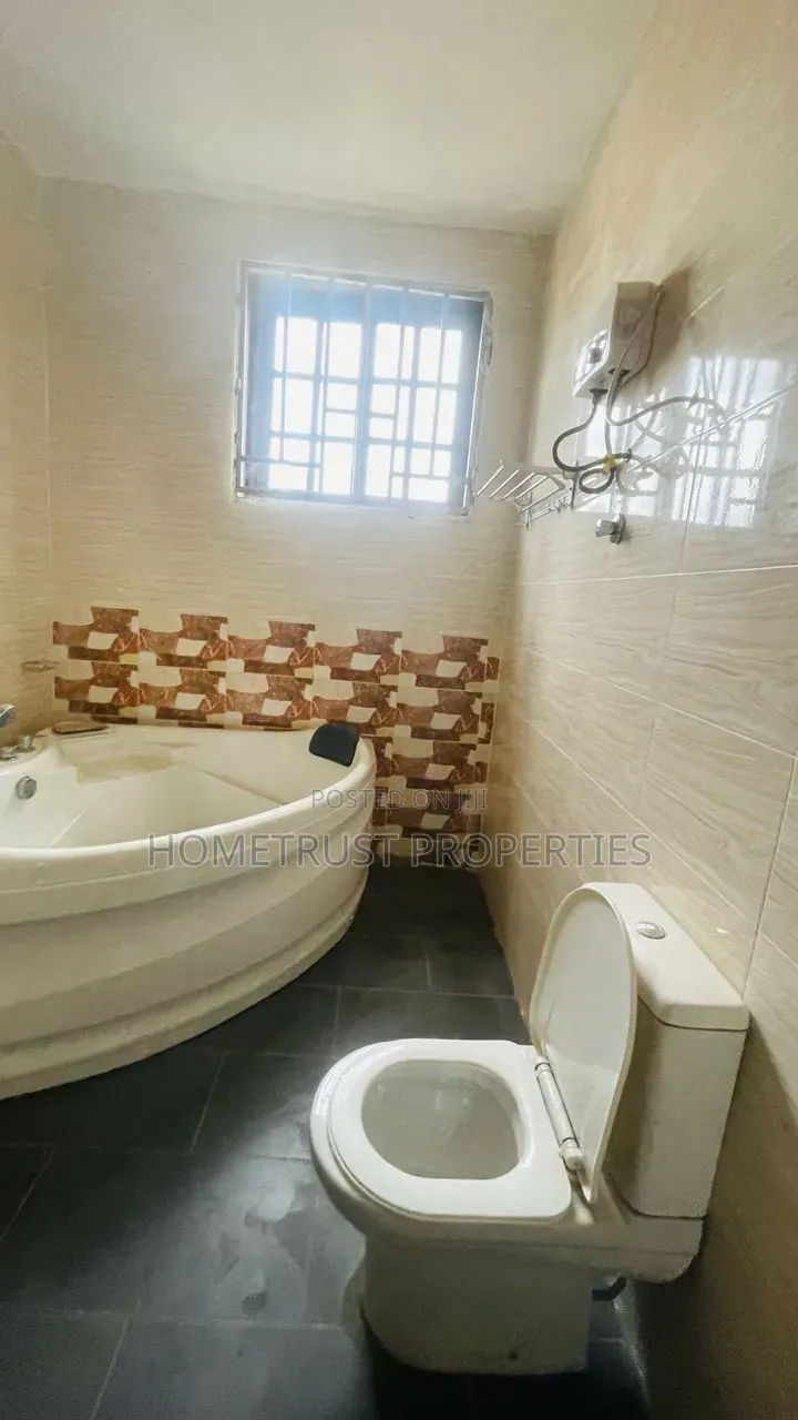 5bdrm Duplex in Kwabenya Acp for rent